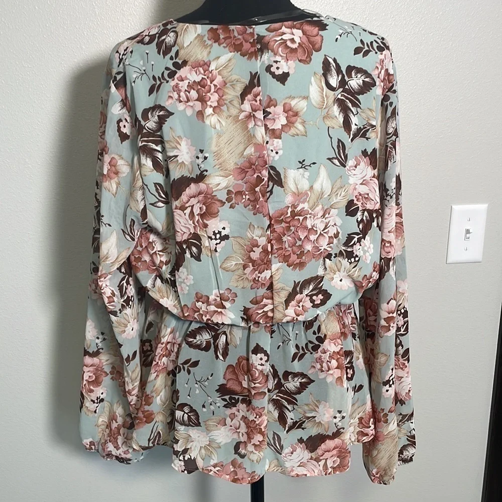 NWT Crossover Elastic Waist Long Sleeve blouse - Picture 2 of 3